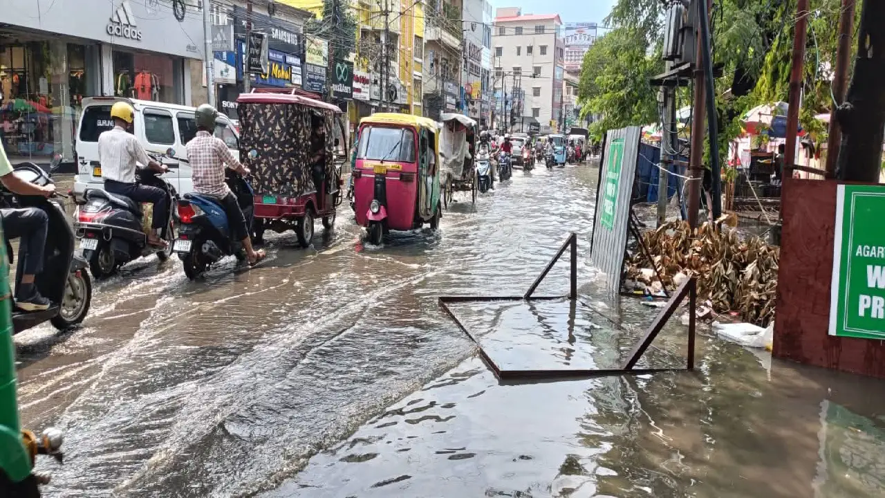 সামান্য বৃষ্টিতেই জলমগ্ন প্যারাডাইস চৌমুহনী: দুর্ভোগে শহরবাসী