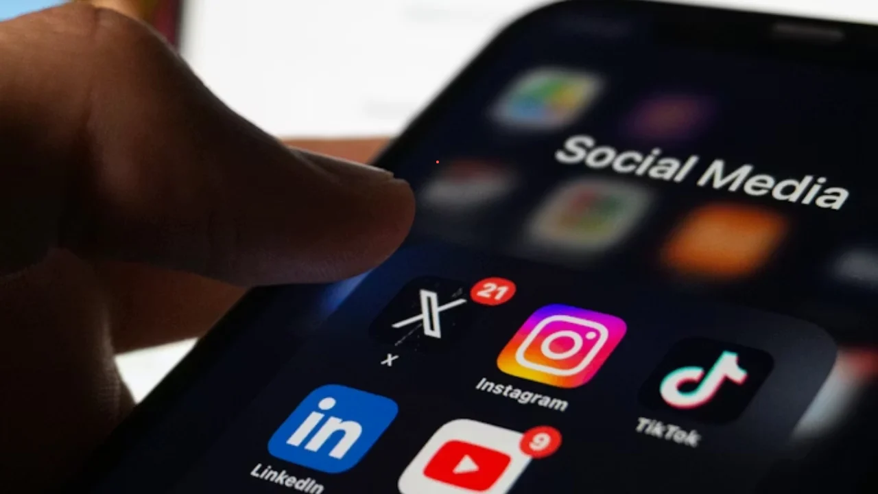 সোশ্যাল মিডিয়ায় অ্যাকাউন্ট খুলতে এবার লাগবে KYC, ভুয়ো প্রোফাইল ঠেকাতে সংসদীয় কমিটির বড় সুপারিশ