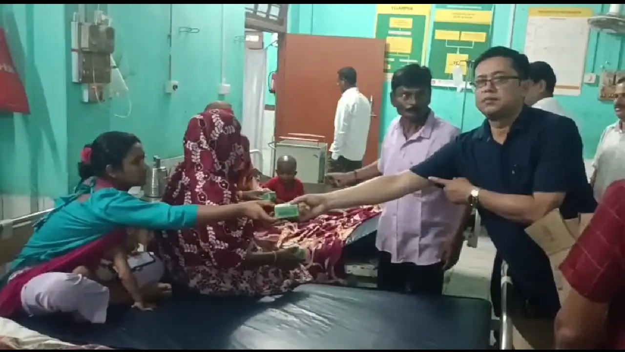 উৎসবেও সেবার টান! ১১তম জন্মদিনে কৈলাসহরের রাজপথে অন্যরকম এক দৃশ্য দেখাল TRKS