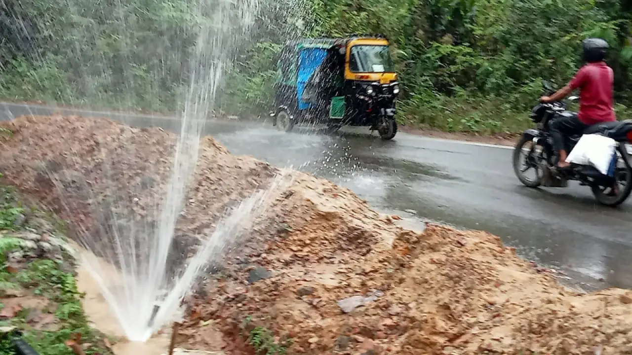 অমরপুরের রাস্তায় কি নদী বইছে? দপ্তরের সমন্বয়হীনতায় হাজার হাজার লিটার পানীয় জল নষ্ট, দায় নেবে কে?