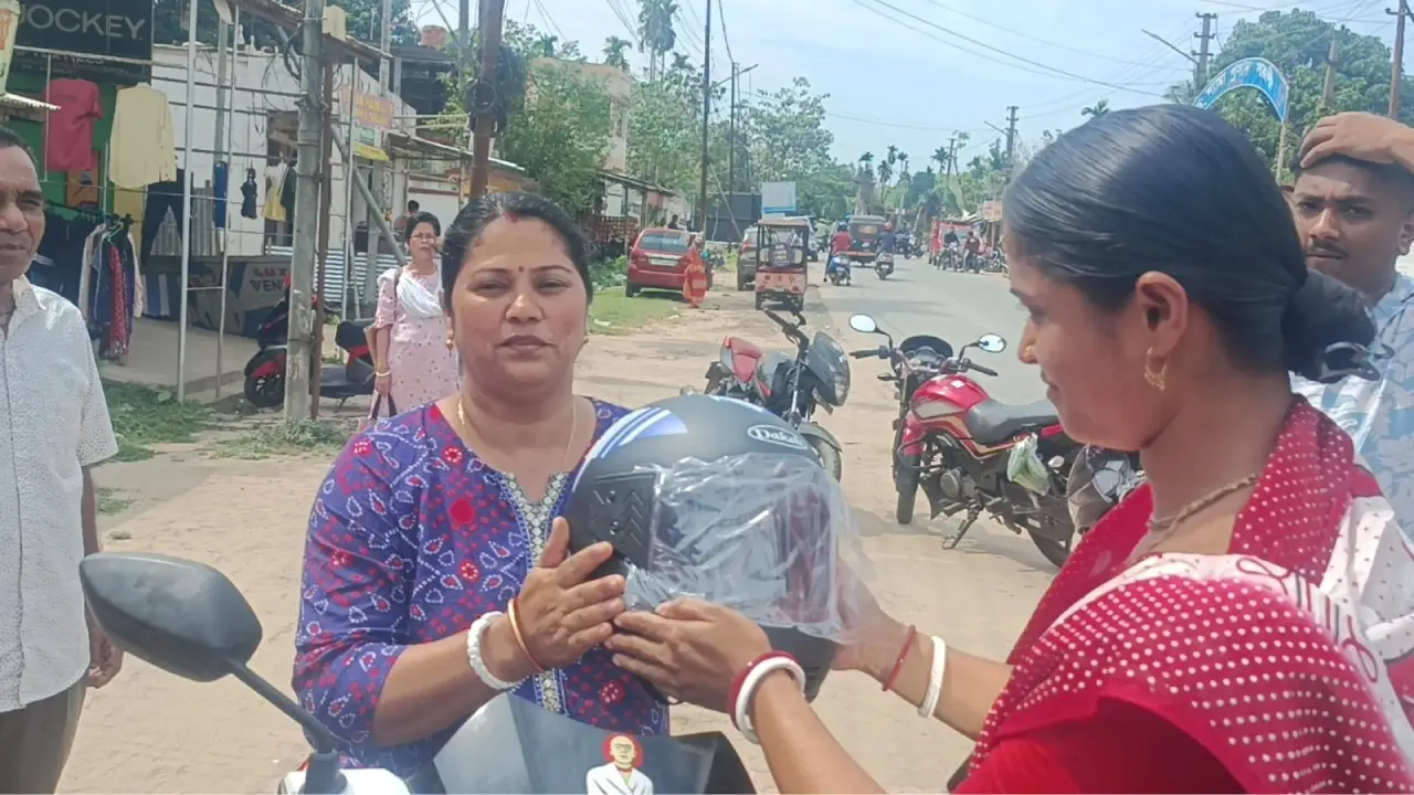 জরিমানা নয়, ভালোবাসা! কৈলাসহরে পথ নিরাপত্তায় ‘দ্বিজ সমাজ’ ও পুলিশের এমন উদ্যোগ কি তবে ইতিহাস গড়বে?
